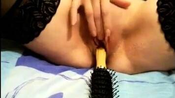 Hot Babe dildoing her pussy with hairbrush - drtuber