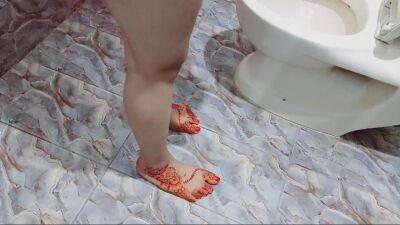 Desi Beautifull Mom Shaving Pussy And Armpits On Eid And Pissing In Bathroom - sunporno.com - Pakistan
