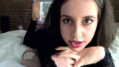 Amateur webcam babe showing her sexual goods - drtuber