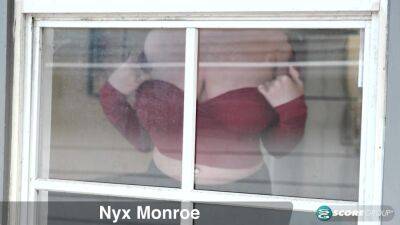 Monroe - Nyx Monroe: The Hot Body Girl & The Peeping Tom - hotmovs.com
