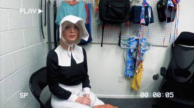 Emma Hix strips & gets naughty with security officer in shoplyfter - sexu.com - Usa
